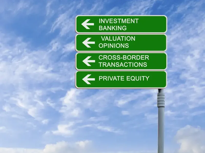 Señal de tráfico indicando inversión, banca, valoración, transacciones transfronterizas y capital privado en Italia.